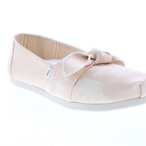 Tom’s blush pink bow accent flats 6.5